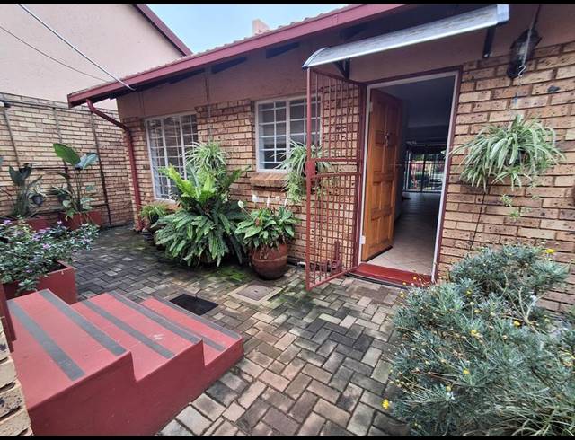 2 BEDROOM TOWNHOUSE FOR SALE IN MAGALIESKRUIN